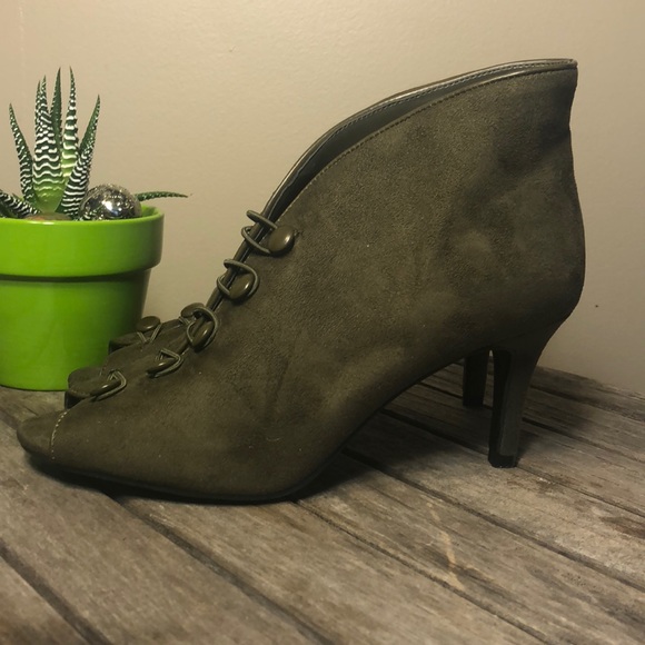 Olive green Victorian comfy button up heels - Picture 2 of 4